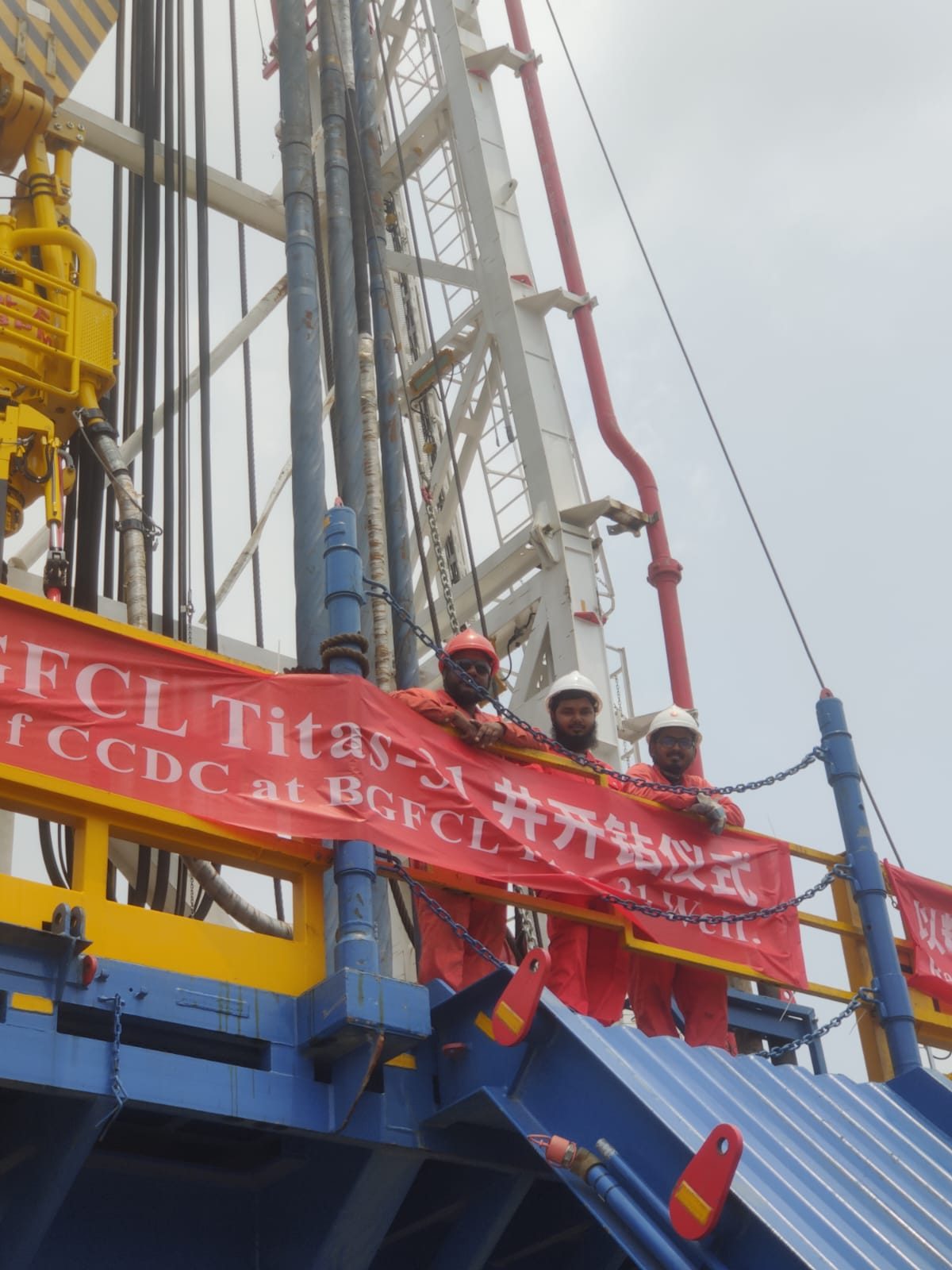 CCDC and BGFCL crews on the rig floor at the Titas-31 spud-in