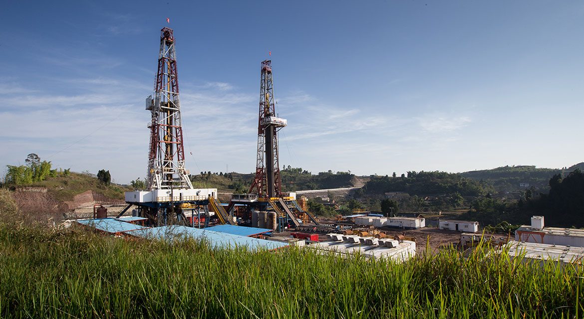 Two CCDC rigs working a cluster platform